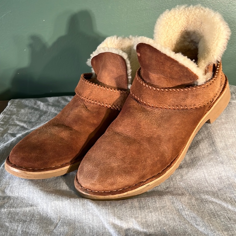 Ugg McKay Water Resistant Chestnuts Ankle Boots 9.5